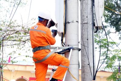 Đội quản lý điện lực khu vực Hải Dương, Công ty Điện lực Hải Phòng kiểm tra hệ thống điện khu vực bỏ phiếu tổ dân phố Thanh Liễu, phường Tân Hưng. Ảnh: Mạnh Tú - TTXVN
