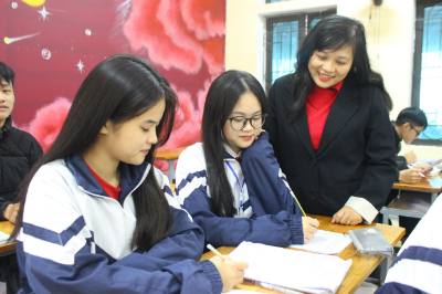 Giáo viên lồng ghép tuyên truyền cho học sinh về ngày bầu cử trong các tiết học. Ảnh: Hoàng Ngà - TTXVN