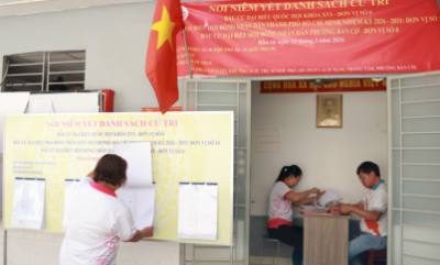 Tổ bầu cử số 30, phường Bàn Cờ nằm sâu trong con hẻm, san sát những dãy nhà trọ giữa trung tâm TP. Hồ Chí Minh. Ảnh: Hữu Duyên -TTXVN