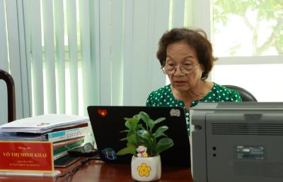 Ở độ tuổi ngoài 75, bà Khai vẫn là “điểm tựa” vững chắc cho cả tổ bầu cử. Ảnh: Hữu Duyên - TTXVN