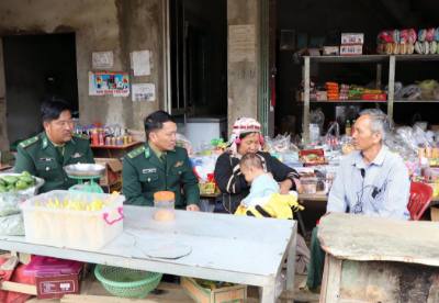 Cán bộ Đồn Biên phòng Huổi Luông đến từng hộ gia đình để nắm bắt thông tin, đồng thời tuyên truyền tới người dân về phòng chống tội phạm và ý nghĩa của bầu cử sắp tới. Ảnh: Quý Trung – TTXVN