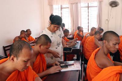 Học viên được hỗ trợ, hướng dẫn chi tiết từng thao tác cài đặt và khai báo thông tin ngay trên điện thoại thông minh. Ảnh: Trung Kiên - TTXVN