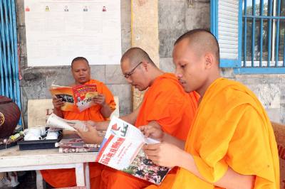 Nhờ tiết kiệm được thời gian làm thủ tục hành chính, các học viên có thêm thời gian nghiên cứu tài liệu, báo chí để chuẩn bị tốt nhất cho ngày bầu cử. Ảnh: Trung Kiên - TTXVN