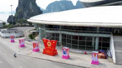 Khu vực Cung Quy hoạch, Hội chợ và Triển lãm tỉnh Quảng Ninh được trang hoàng lộng lẫy hướng tới ngày bầu cử. Ảnh: Đức Hiếu - TTXVN