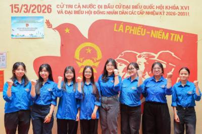 Đoàn viên thanh niên phường Ba Đình chụp ảnh kỷ niệm tại “Tranh tường bích họa”. Ảnh: Lê Đông - TTXVN