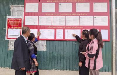 Cử tri xã Khao Mang xem danh sách đại biểu ứng cử được niêm yết công khai tại các khu vực bỏ phiếu. Ảnh: TTXVN phát