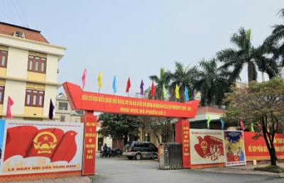 Khu vực bỏ phiếu được trang trí cờ hoa, pano, khẩu hiệu sẵn sàng cho Ngày bầu cử. Ảnh: Đồng Thúy - TTXVN