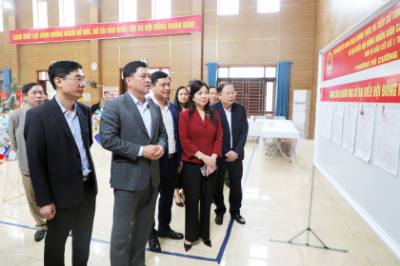 Đoàn công tác của tỉnh Bắc Ninh kiểm tra công tác chuẩn bị bầu cử tại phường Võ Cường, tỉnh Bắc Ninh. Ảnh: Thái Hùng - TTXVN