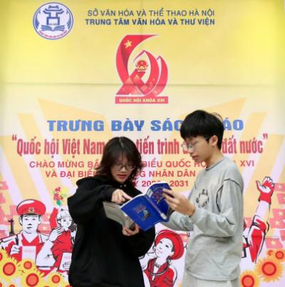 Thông qua hoạt động trưng bày, Trung tâm Văn hóa và Thư viện Hà Nội góp phần lan tỏa văn hóa đọc, tạo không khí phấn khởi, hướng về Ngày hội lớn của toàn dân – ngày cử tri thực hiện quyền và nghĩa vụ thiêng liêng đối với Tổ quốc. Ảnh: Ảnh: Hà Anh/TTXVN phát
