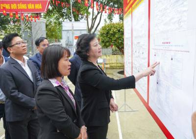 Phó Thủ tướng Phạm Thị Thanh Trà kiểm tra niêm yết tiểu sử tóm tắt ứng cử viên tại Khu vực bỏ phiếu số 05 của xã Thanh An, tỉnh Điện Biên. Ảnh: Xuân Tư - TTXVN