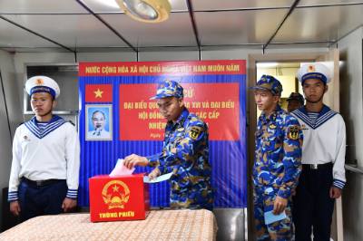 Cử tri trên tàu hải quân bỏ phiếu bầu cử. Ảnh: TTXVN phát