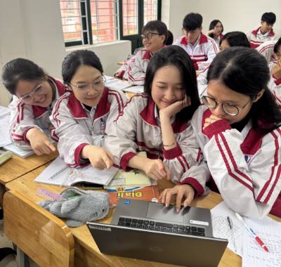 Học sinh lớp 12 chuyên Địa, trường THPT chuyên Lê Quý Đôn tìm hiểu thông tin về quy trình bầu cử. Ảnh: Thanh Thuỷ - TTXVN