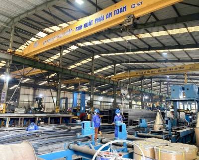 Mặc dù vẫn duy trì sản xuất vào ngày Chủ nhật để bảo đảm tiến độ đơn hàng, song Công ty Cổ phần Kết cấu thép Bình Phú đã bố trí ca kíp linh hoạt để người lao động có thể tham gia bầu cử đầy đủ. Ảnh: Minh Nghĩa - TTXVN