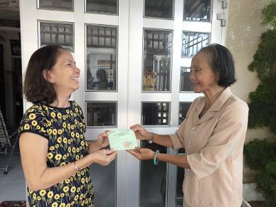 Bà Thái Thị Lan tại xã Vĩnh Thành (Vĩnh Long) vui mừng nhận thẻ cử tri. Ảnh: Huỳnh Phúc Hậu - TTXVN