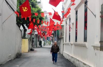 Một ngõ nhỏ tại phường Phù Vân (Ninh Bình) trang trí rực rỡ chào mừng Ngày hội non sông. Ảnh: Nguyễn Chinh - TTXVN