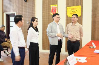 Lãnh đạo phường Nhân Hòa, tỉnh Bắc Ninh kiểm tra công tác chuẩn bị bầu cử. Ảnh: Thanh Thương- TTXVN