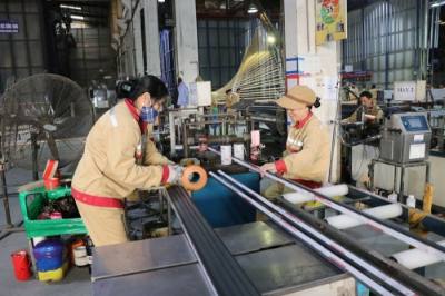 Lãnh đạo công ty TNHH Tungyang thuộc Tập đoàn Ricco (xã Mao Điền, thành phố Hải Phòng) đã có kế hoạch sắp xếp ca kíp hợp lý, cho công nhân nghỉ làm ngày chủ nhật để để tham gia bầu cử. Ảnh: Mạnh Minh – TTXVN