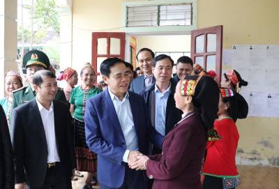 Chủ tịch UBND tỉnh Nghệ An Võ Trọng Hải đã ghi nhận và đánh giá cao tinh thần chủ động, khẩn trương của cấp ủy, chính quyền địa phương trong công tác chuẩn bị cho ngày bầu cử sớm tại bản Mọi, xã Môn Sơn. Ảnh: Văn Tý -TTXVN 