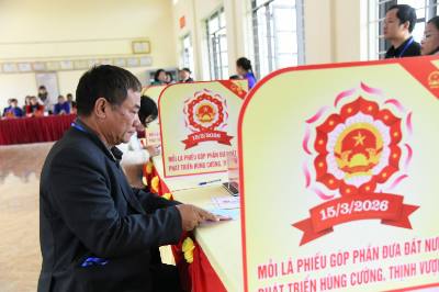 Diễn tập việc ghi phiếu tại khu vực bỏ phiếu số 1 của phường Nùng Trí Cao, tỉnh Cao Bằng. Ảnh: Chu Hiệu - TTXVN