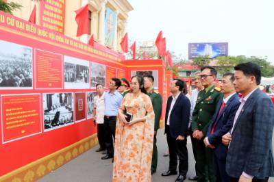 Các đại biểu và nhân dân tham quan triển lãm. Ảnh: Mạnh Minh - TTXVN