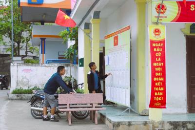 Ngư dân làng biển xã Quỳnh Phú (tỉnh Nghệ An) tìm hiểu thông tin, tiểu sử người ứng cử đại biểu quốc hội khóa XVI và đại biểu Hội đồng nhân dân các cấp nhiệm kỳ 2026 – 2031 được niêm yết công khai tại điểm bỏ phiếu. Ảnh: Xuân Tiến – TTXVN 