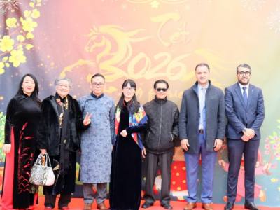 Ông Phạm Đỗ Nhật Quang (thứ ba, từ phải sang) tham gia sự kiện Tết cộng đồng - Xuân Quê hương 2026 tại Đại sứ quán Việt Nam ở Algeria. Ảnh: Mạnh Hùng – P/v TTXVN tại Algeria  