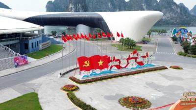 Khu vực Cung Quy hoạch, Hội chợ và Triển lãm tỉnh Quảng Ninh được trang hoàng lộng lẫy hướng tới ngày bầu cử. Ảnh: Đức Hiếu - TTXVN