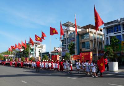 Giáo viên và học sinh ở phường Phan Rang (Khánh Hòa) tham gia diễu hành tuyên truyền về cuộc bầu cử đại biểu Quốc hội khóa XVI và đại biểu HĐND các cấp nhiệm kỳ 2026 - 2031. Ảnh: Nguyễn Thành - TTXVN