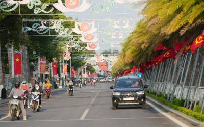 Tuyến đường 16 Tháng 4, phường Phan Rang (Khánh Hòa) trang hoàng rực rỡ cờ và pa-nô tuyên truyền về cuộc bầu cử đại biểu Quốc hội khóa XVI và đại biểu HĐND các cấp nhiệm kỳ 2026 - 2031. Ảnh: Nguyễn Thành – TTXVN