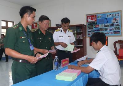 Cử tri nhận phiếu bầu cử tại cụm đảo Hòn Khoai. Ảnh: Tuấn Phi - TTXVN 