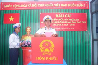 Các cán bộ, chiến sĩ Trạm Ra đa 615 (Vùng 5 Hải quân) tiến hành bỏ phiếu bầu cử sớm trên đảo Hòn Chuối. Ảnh: Chanh Đa-TTXVN