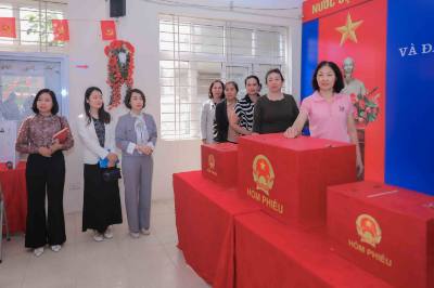 Ngay sau buổi vận hành thử nghiệm, phường Phúc Lợi tổ chức họp rút kinh nghiệm, rà soát toàn bộ quy trình nhằm bảo đảm ngày bầu cử chính thức diễn ra an toàn, đúng quy định. Ảnh: Phan Phương – TTXVN