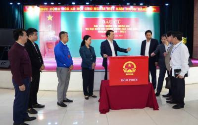 Kiểm tra khu vực bỏ phiếu tại phường Phan Đình Phùng, tỉnh Thái Nguyên. Ảnh: Hoàng Nguyên - TTXVN