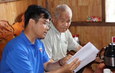 Tuyên truyền thông tin về bầu cử đến người yếu thế. Ảnh: Đậu Tất Thành – TTXVN