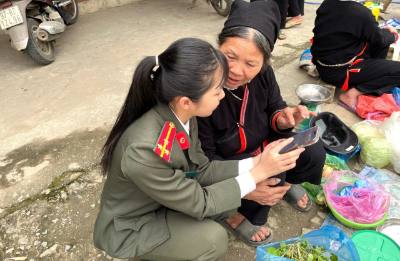 Đoàn thanh niên Công an tỉnh Thái Nguyên tuyên truyền về bầu cử cho đồng bào dân tộc thiểu số tại phiên chợ vùng cao. Ảnh: Hoàng Nguyên - TTXVN