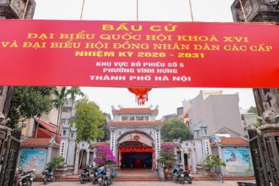 Les préparatifs dans les bureaux de vote sont pratiquement terminés dans le quartier Vinh Hung de Hanoï.  Photo VNA