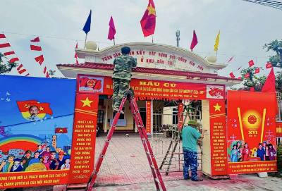 Trang trí điểm bầu cử ở xã Mai Phụ. Ảnh: Công Tường-TTXVN