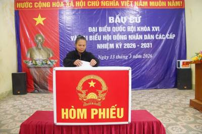 Cử tri ở bản Phồng, xã Tam Thái, tỉnh Nghệ An bỏ phiếu sớm. Ảnh: Trịnh Duy Hưng - TTXVN
     