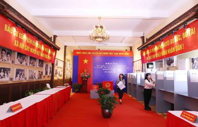 Khu vực bỏ phiếu tại phường Hoàn Kiếm được chuẩn bị trang nghiêm, bố trí đầy đủ buồng bỏ phiếu, hòm phiếu và các điều kiện phục vụ cử tri. Ảnh:Văn Điệp – TTXVN
