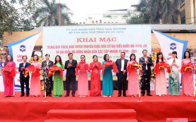 Các đại biểu thực hiện nghi thức khai mạc trưng bày. Ảnh: Thu Hằng - TTXVN 