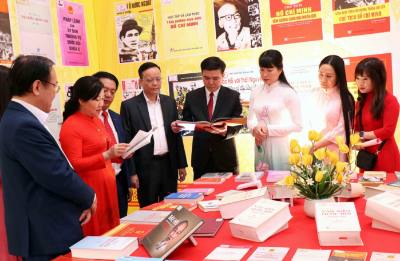 Các đại biểu tham quan trưng bày. Ảnh: Thu Hằng - TTXVN 