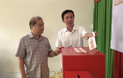 Ông Trình Lam Sinh, Bí thư Đảng uỷ phường, Trưởng Ban Chỉ đạo bầu cử phường Châu Đốc, tỉnh An Giang kiểm tra các khu vực bỏ phiếu trên địa bàn phường. Ảnh: Thanh Sang- TTXVN