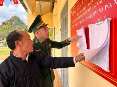 Bộ đội Biên phòng Cửa khẩu quốc tế Trà Lĩnh tuyên truyền bầu cử cho đồng bào vùng biên. Ảnh: Chu Hiệu-TTXVN.