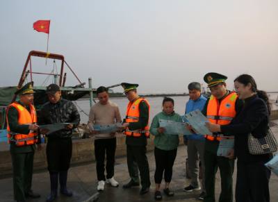 Các hành viên Tổ bầu cử số 10, phường Đồ Sơn và Đồn Biên phòng Đồ Sơn tuyên truyền cho ngư dân thông tin về bầu cử. Ảnh: Minh Thu- TTXVN