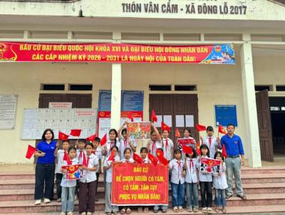 Đoàn viên, học sinh tham gia hoạt động tuyên truyền trực quan tại Nhà văn hóa thôn, góp phần nâng cao nhận thức của người dân về quyền và nghĩa vụ bầu cử. Ảnh: Đồng Thúy-TTXVN