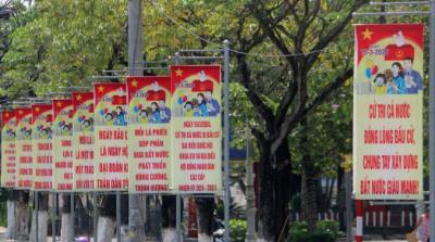 Các tuyến đường tại phường Long Xuyên (tỉnh An Giang) được trang hoàng băng rôn và pano tuyên truyền chào mừng Ngày bầu cử. Ảnh: Công Mạo-TTXVN