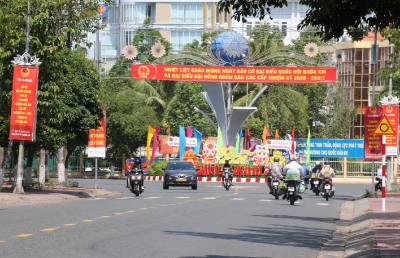 Các tuyến đường trung tâm của tỉnh Tây Ninh được trang trí băng rôn, cờ hoa rực rỡ. Ảnh: Bùi Giang - TTXVN