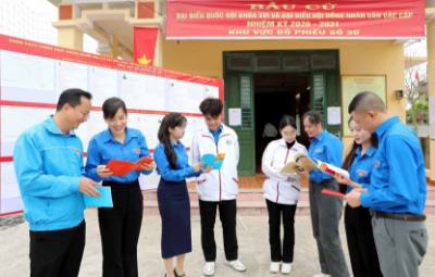 Để hiểu rõ quyền và trách nhiệm của mình khi thực hiện nghĩa vụ công dân, cử tri trẻ phường Trần Lãm, tỉnh Hưng Yên được cán bộ Đoàn phường thông tin những kiến thức, pháp luật về bầu cử. Ảnh: Thế Duyệt – TTXVN 