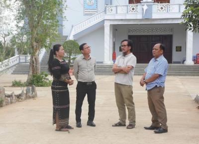 Ông Nguyễn Hùng Sơn, Linh mục Giáo xứ Plei Jơ Đrập, xã Ia Chim, tỉnh Quảng Ngãi (thứ 2 từ phải sang) tuyên truyền về bầu cử cho các giáo dân. Ảnh: Dư Toán – TTXVN