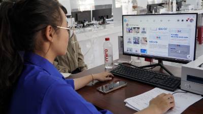 Tuổi trẻ đẩy mạnh tuyên truyền về bầu cử thông qua mạng xã hội. Ảnh: Đình Quân-TTXVN